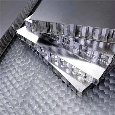 Aluminiowe panele ścienne o strukturze plastra miodu